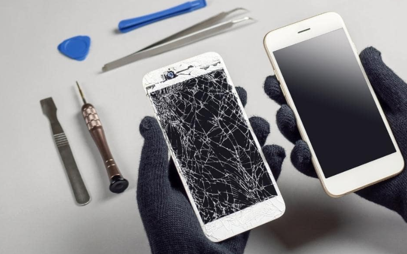 Cracked iPhone screen replacement service in Delhi